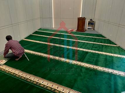 proses pemasangan karpet masjid turki Yavuz di Menara Kuningan5