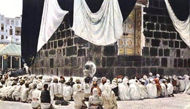 Ka’bah dihancurkan oleh Dzu Suwaqatain